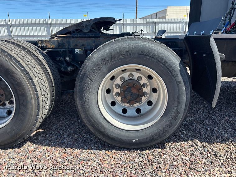 image for item YA1561 2022 Peterbilt 579 semi truck