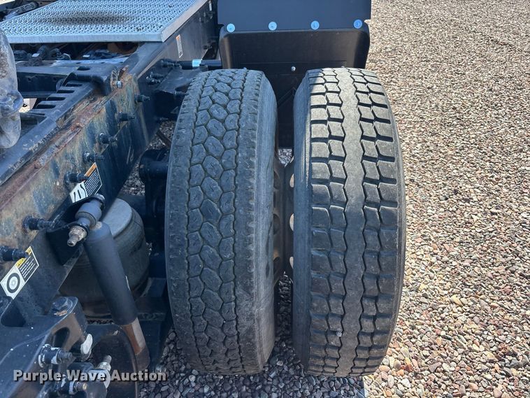 image for item YA1561 2022 Peterbilt 579 semi truck