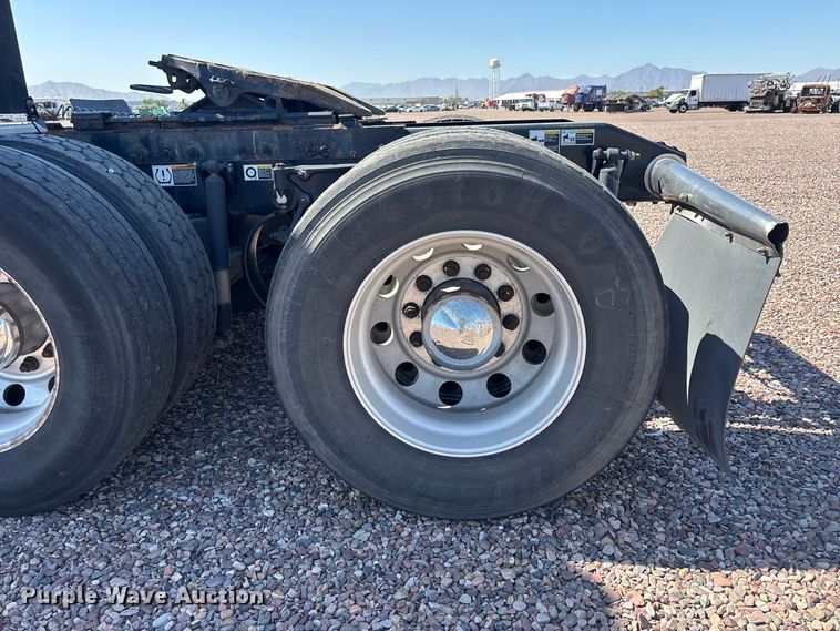 image for item YA1561 2022 Peterbilt 579 semi truck