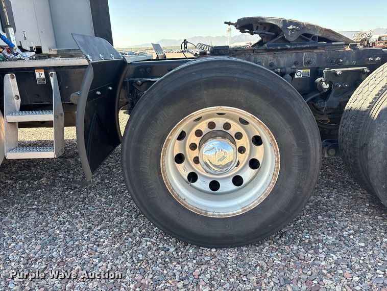 image for item YA1561 2022 Peterbilt 579 semi truck