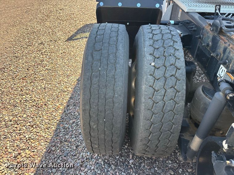 image for item YA1561 2022 Peterbilt 579 semi truck