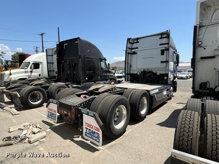 image for item YA1628 2022 Nikola TRE semi truck