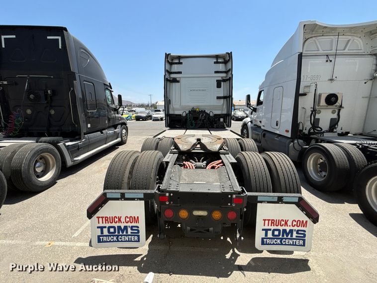 image for item YA1628 2022 Nikola TRE semi truck