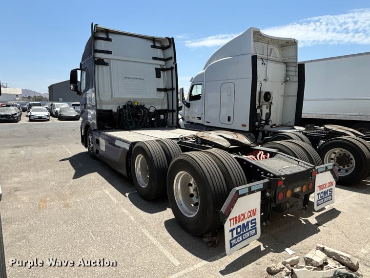 image for item YA1628 2022 Nikola TRE semi truck