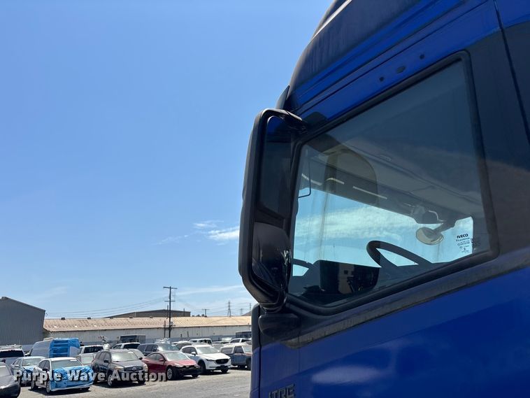 image for item YA1628 2022 Nikola TRE semi truck
