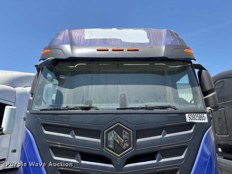 image for item YA1628 2022 Nikola TRE semi truck