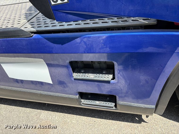 image for item YA1628 2022 Nikola TRE semi truck