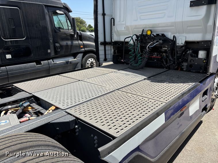 image for item YA1628 2022 Nikola TRE semi truck