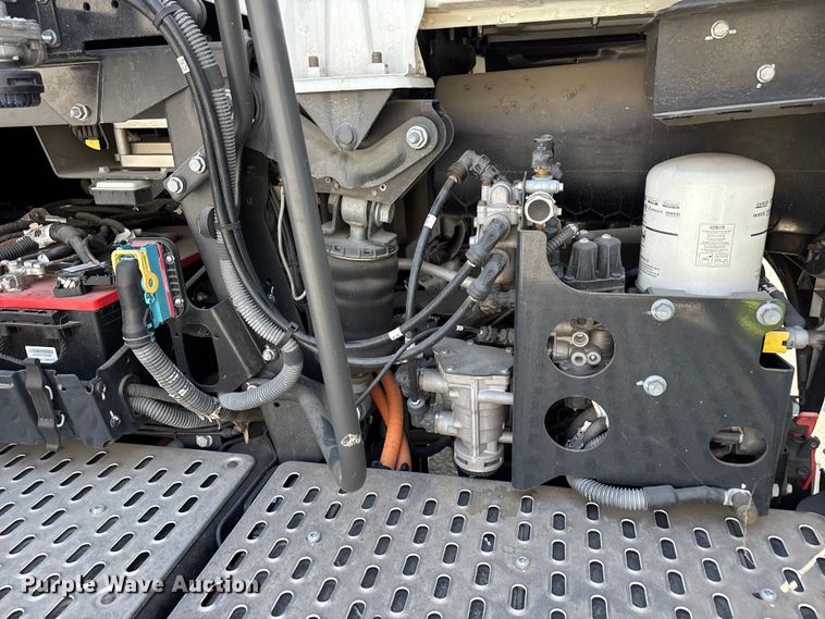 image for item YA1628 2022 Nikola TRE semi truck