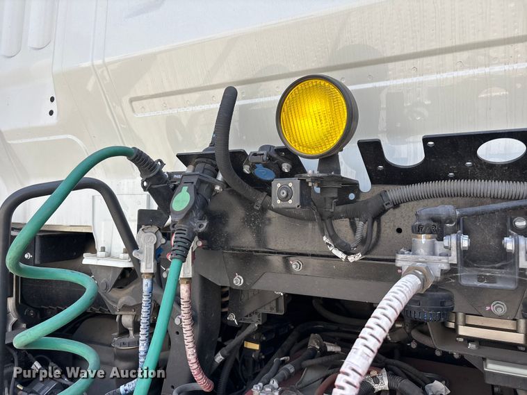 image for item YA1628 2022 Nikola TRE semi truck
