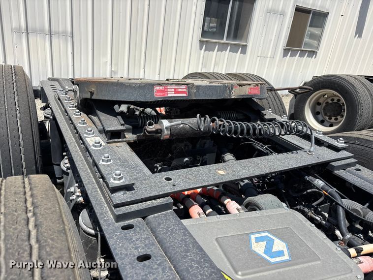 image for item YA1628 2022 Nikola TRE semi truck