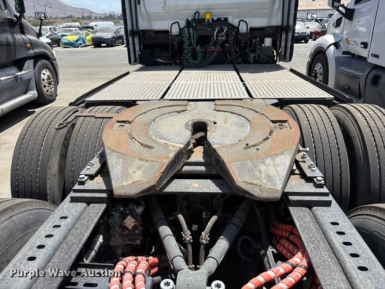 image for item YA1628 2022 Nikola TRE semi truck