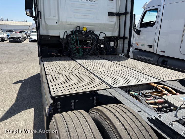 image for item YA1628 2022 Nikola TRE semi truck