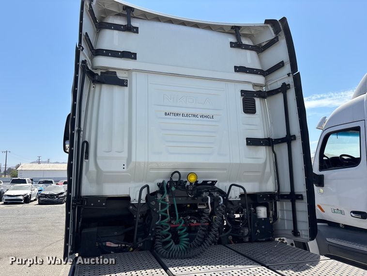 image for item YA1628 2022 Nikola TRE semi truck