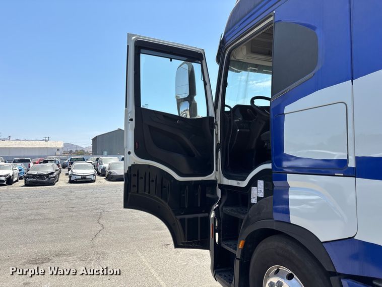 image for item YA1628 2022 Nikola TRE semi truck