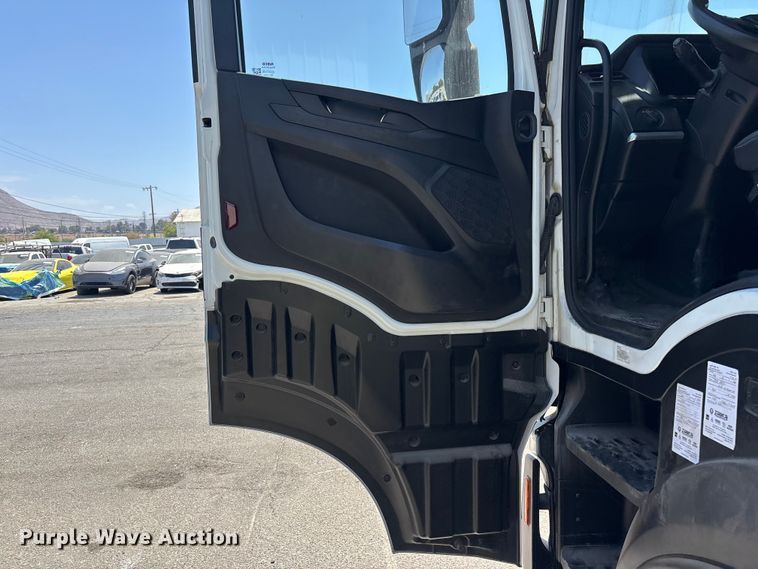 image for item YA1628 2022 Nikola TRE semi truck