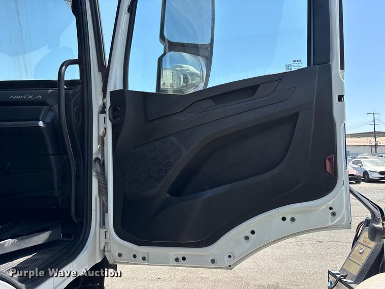 image for item YA1628 2022 Nikola TRE semi truck