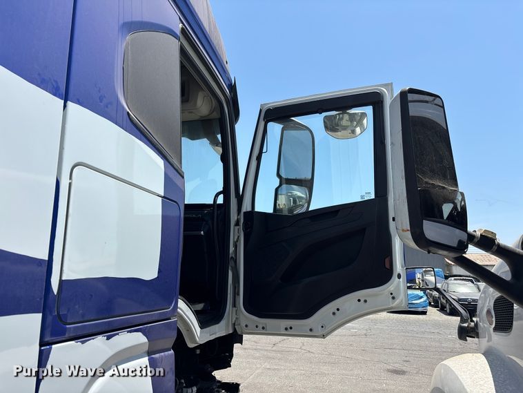 image for item YA1628 2022 Nikola TRE semi truck