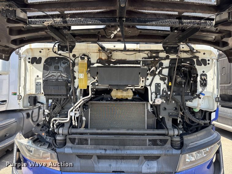 image for item YA1628 2022 Nikola TRE semi truck