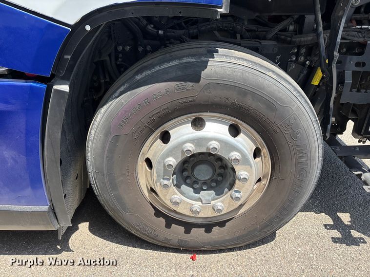 image for item YA1628 2022 Nikola TRE semi truck