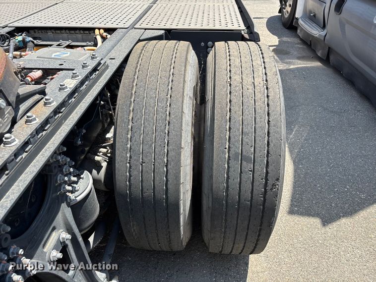 image for item YA1628 2022 Nikola TRE semi truck