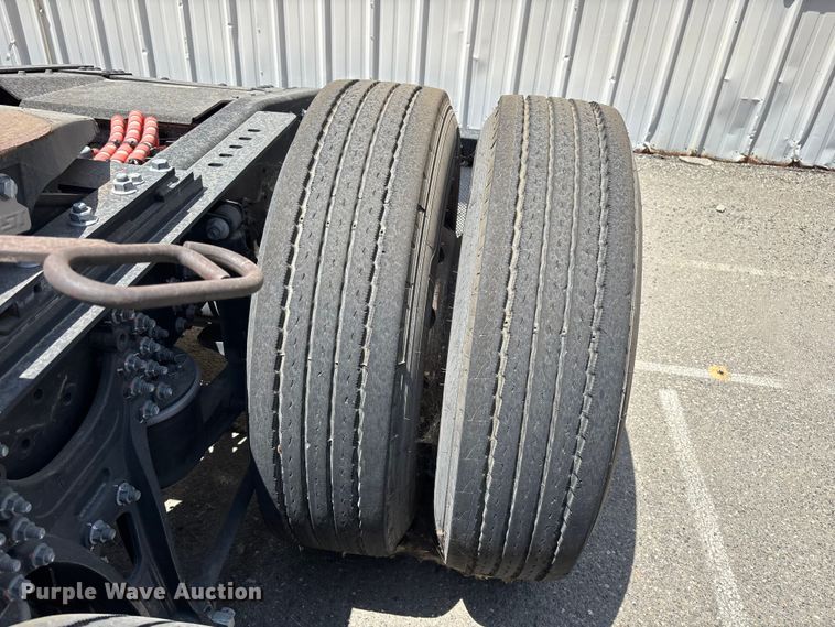 image for item YA1628 2022 Nikola TRE semi truck