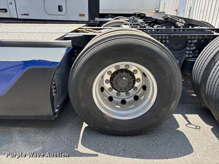 image for item YA1628 2022 Nikola TRE semi truck