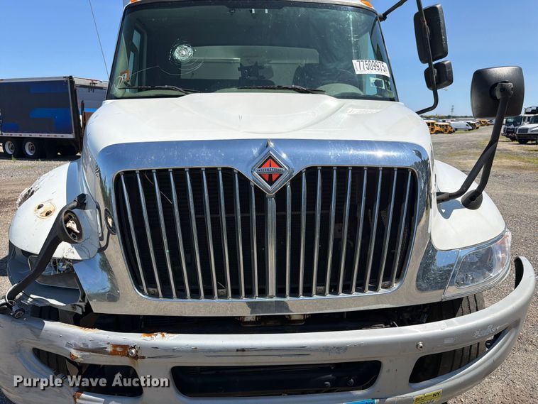 image for item YA2502 2018 International 4300 box truck