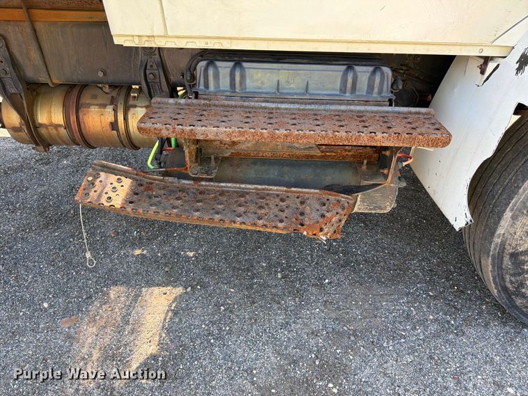 image for item YA2502 2018 International 4300 box truck