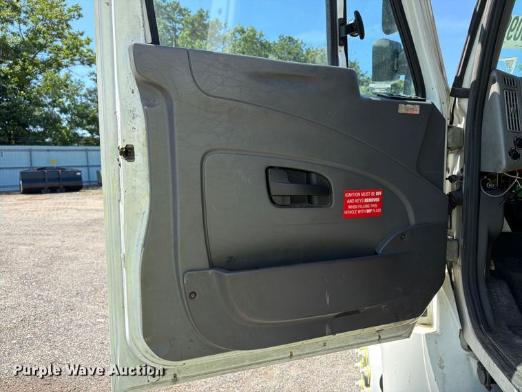 image for item YA2502 2018 International 4300 box truck