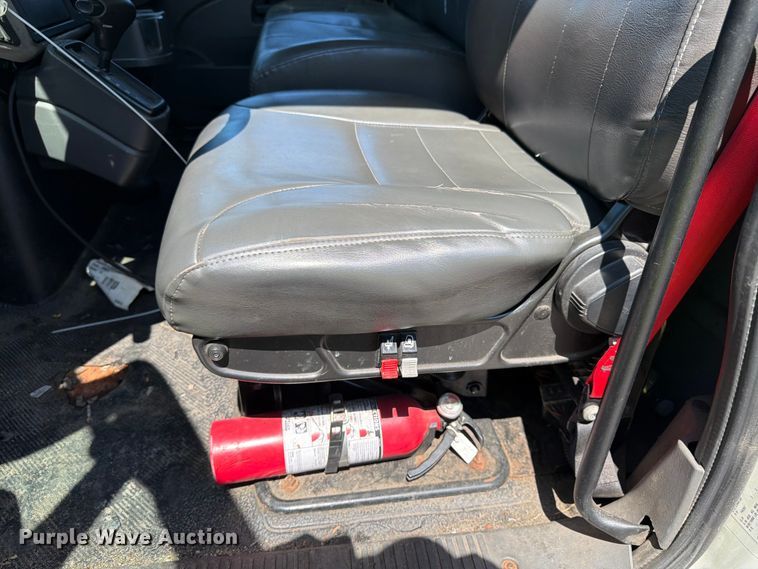 image for item YA2502 2018 International 4300 box truck
