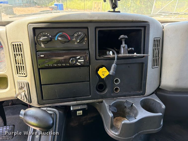 image for item YA2502 2018 International 4300 box truck