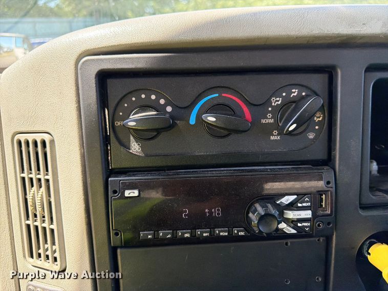 image for item YA2502 2018 International 4300 box truck