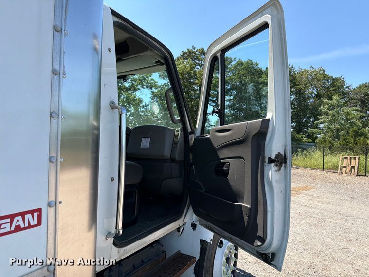 image for item YA2502 2018 International 4300 box truck