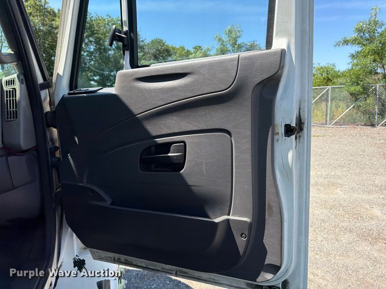 image for item YA2502 2018 International 4300 box truck