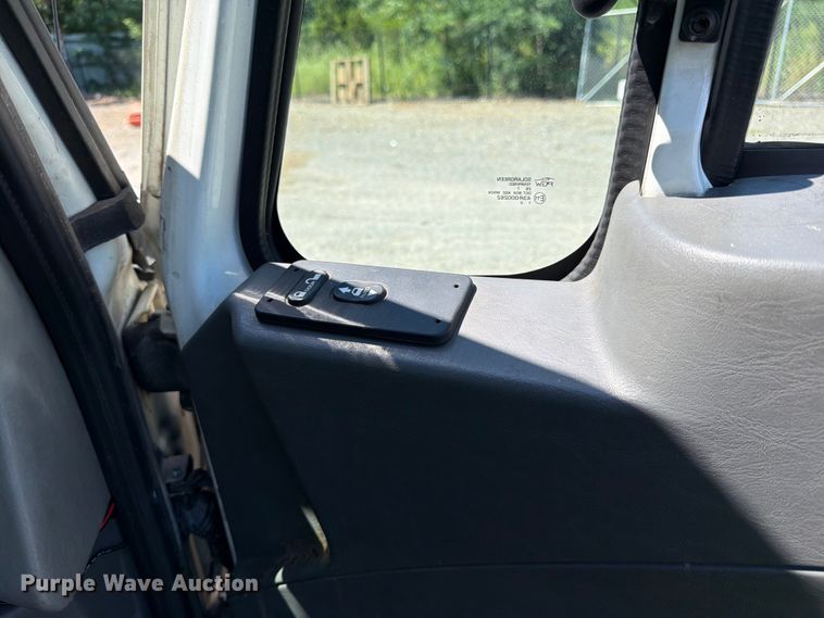 image for item YA2502 2018 International 4300 box truck