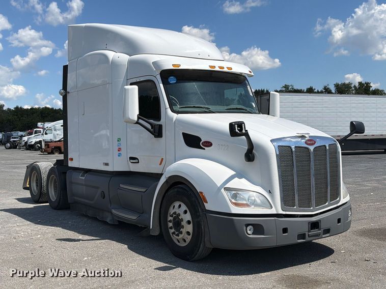 image for item YA2947 2017 Peterbilt 579 semi truck