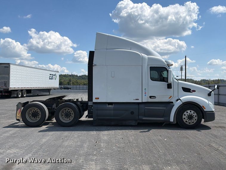 image for item YA2947 2017 Peterbilt 579 semi truck