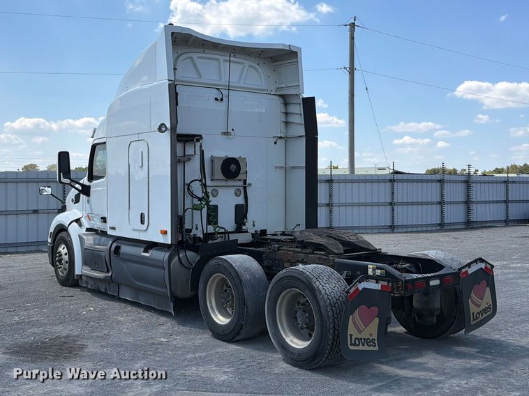 image for item YA2947 2017 Peterbilt 579 semi truck