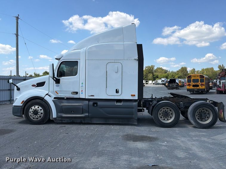 image for item YA2947 2017 Peterbilt 579 semi truck