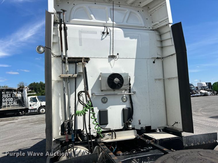 image for item YA2947 2017 Peterbilt 579 semi truck