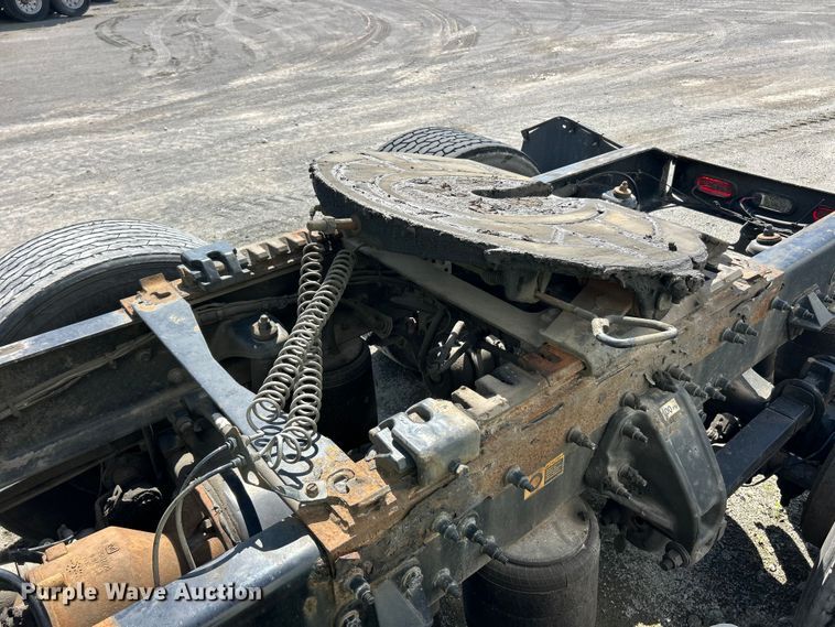 image for item YA2947 2017 Peterbilt 579 semi truck