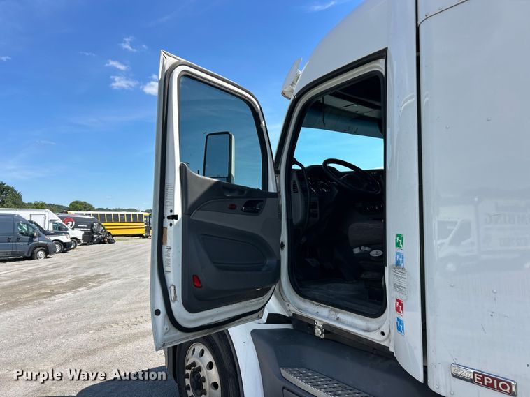 image for item YA2947 2017 Peterbilt 579 semi truck
