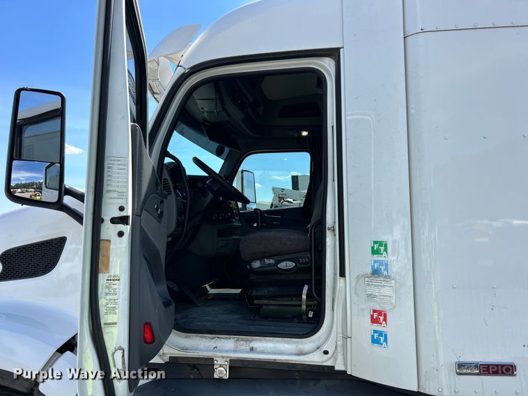 image for item YA2947 2017 Peterbilt 579 semi truck