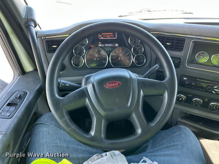 image for item YA2947 2017 Peterbilt 579 semi truck