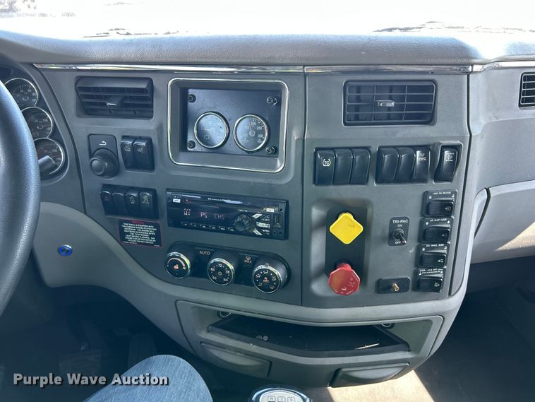 image for item YA2947 2017 Peterbilt 579 semi truck