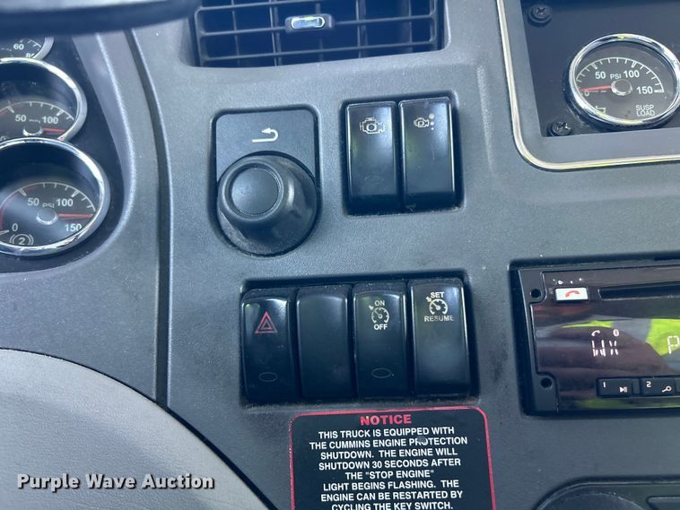 image for item YA2947 2017 Peterbilt 579 semi truck