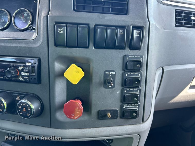 image for item YA2947 2017 Peterbilt 579 semi truck