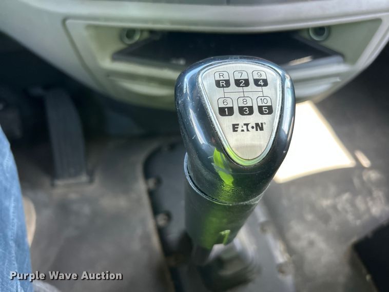 image for item YA2947 2017 Peterbilt 579 semi truck