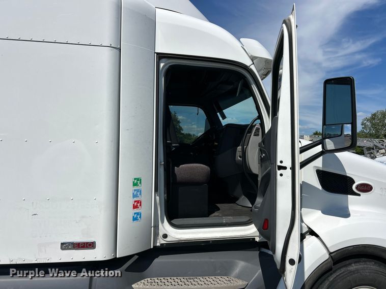 image for item YA2947 2017 Peterbilt 579 semi truck